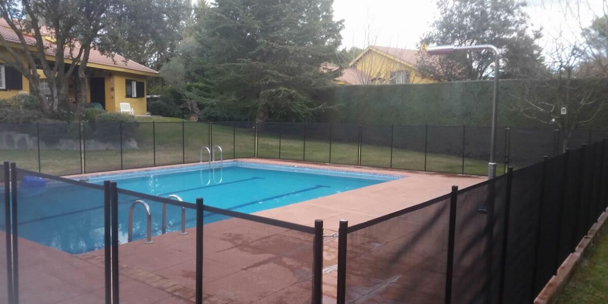 Családi ház medencéjének körbekerítése